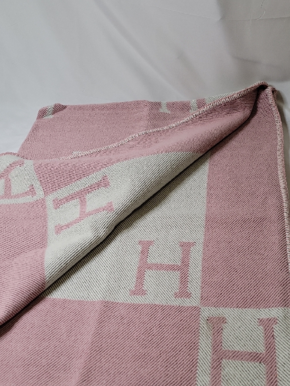 Hermes Pink and White H Logo Throw Blanket - Picture 3 of 4